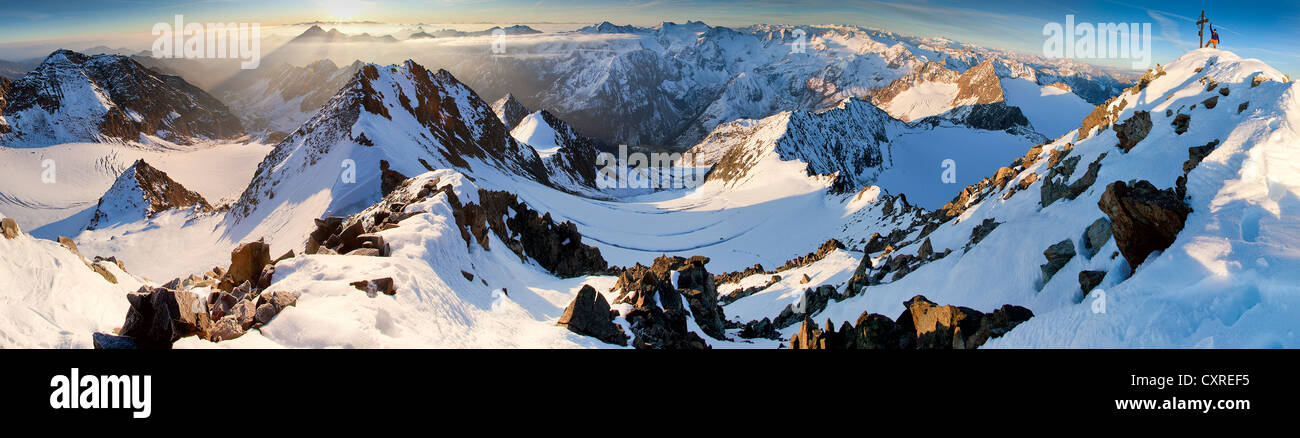 Sonnenaufgang am Ruderhofspitze Berg, Hauptkette von Alpen, Stubaier Alpen, Tirol, Tirol, Österreich, Nordeuropa Stockfoto