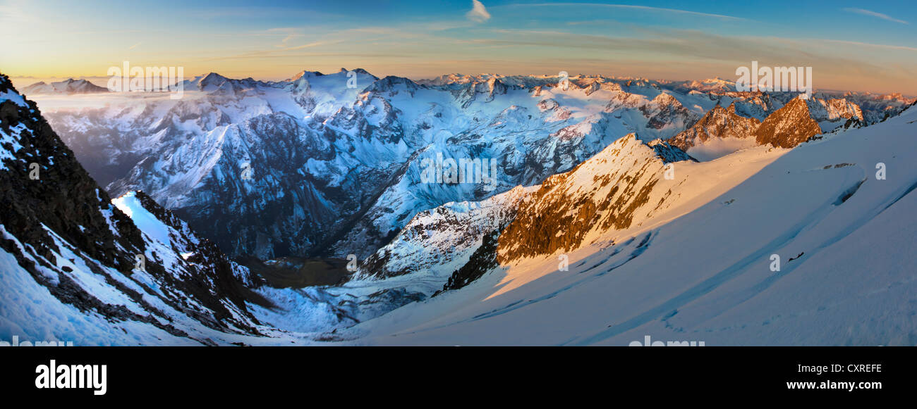 Dawn, kurz vor Sonnenaufgang auf Ruderhofspitze Berg, Blick auf die Stubaier Alpen, Nordtirol, Tirol, Austria, Europe Stockfoto