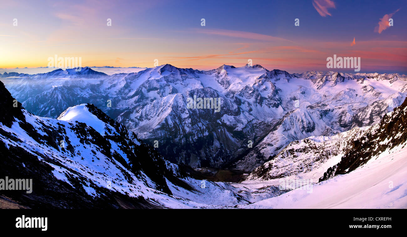 Roter Himmel kurz vor Sonnenaufgang auf Ruderhofspitze Berg, Blick auf die Stubaier Alpen, Nordtirol, Tirol, Austria, Europe Stockfoto