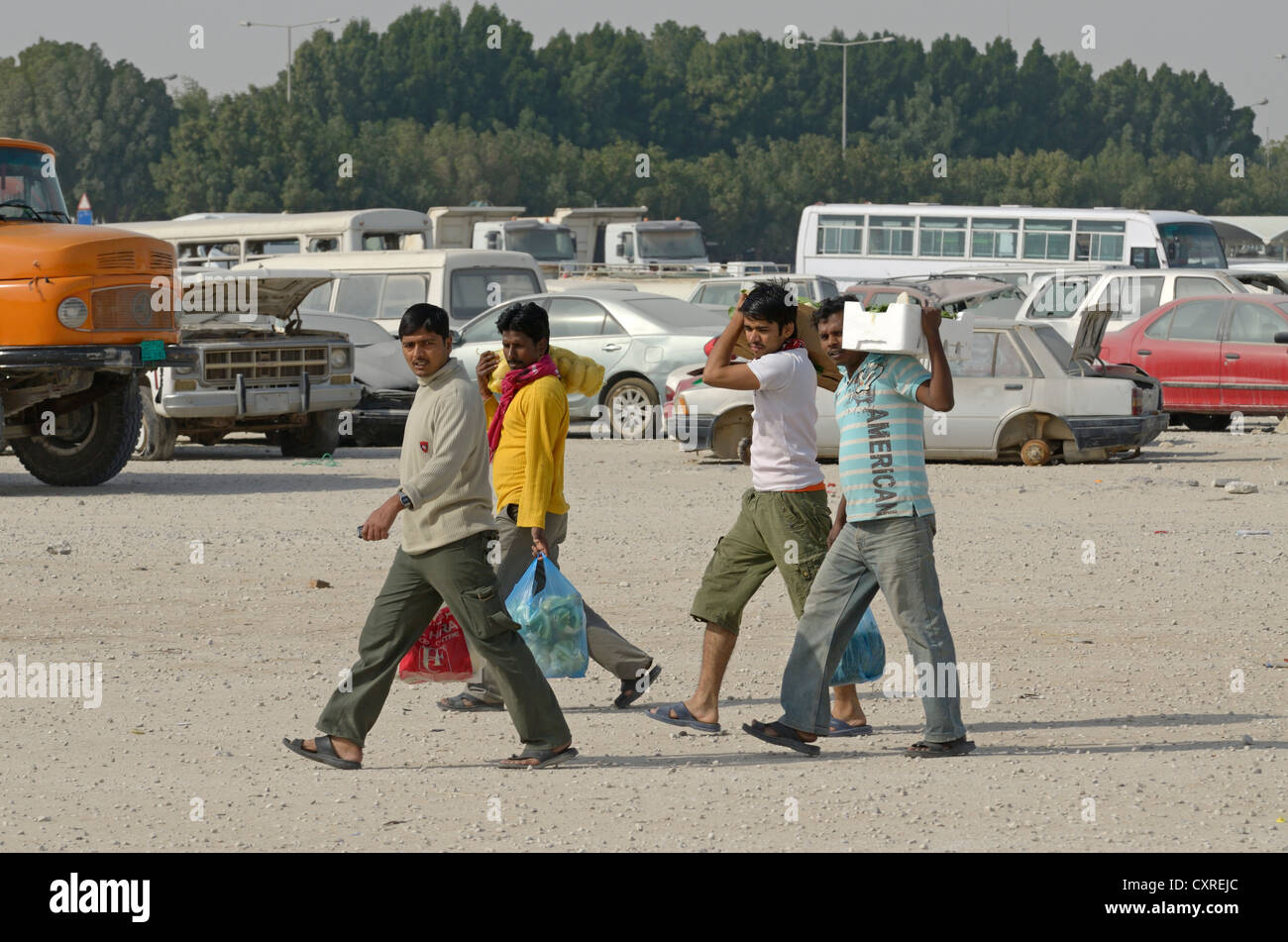 Ausländische Arbeitnehmer auf dem Heimweg vom Einkaufen, Doha, Katar, Vereinigte Arabische Emirate, Naher Osten Stockfoto