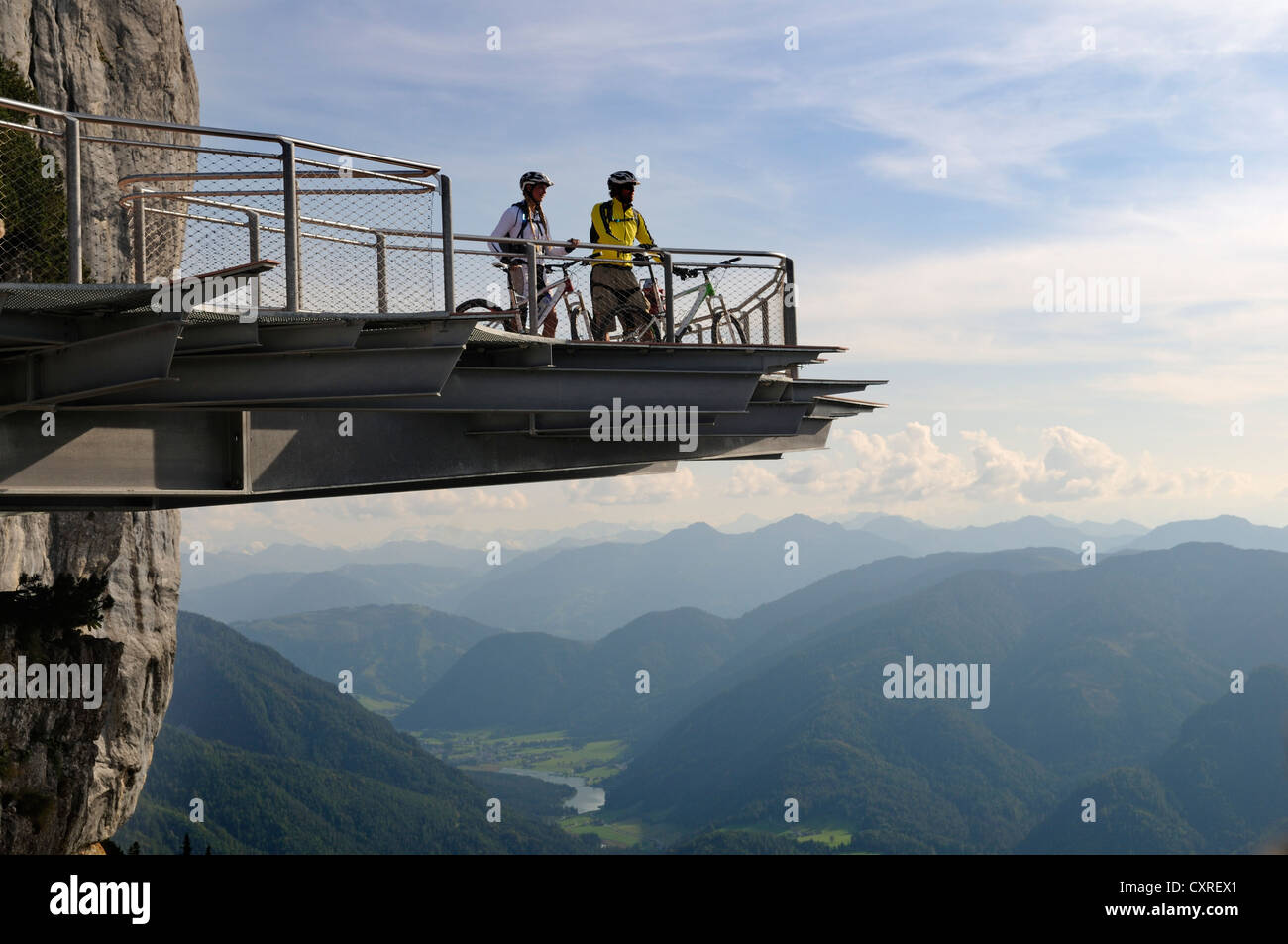 Mountainbiker auf eine Aussichtsplattform mit einem durchsichtigen Boden, Triassic Park Steinplatte Waidring, Berg Tyrol Stockfoto