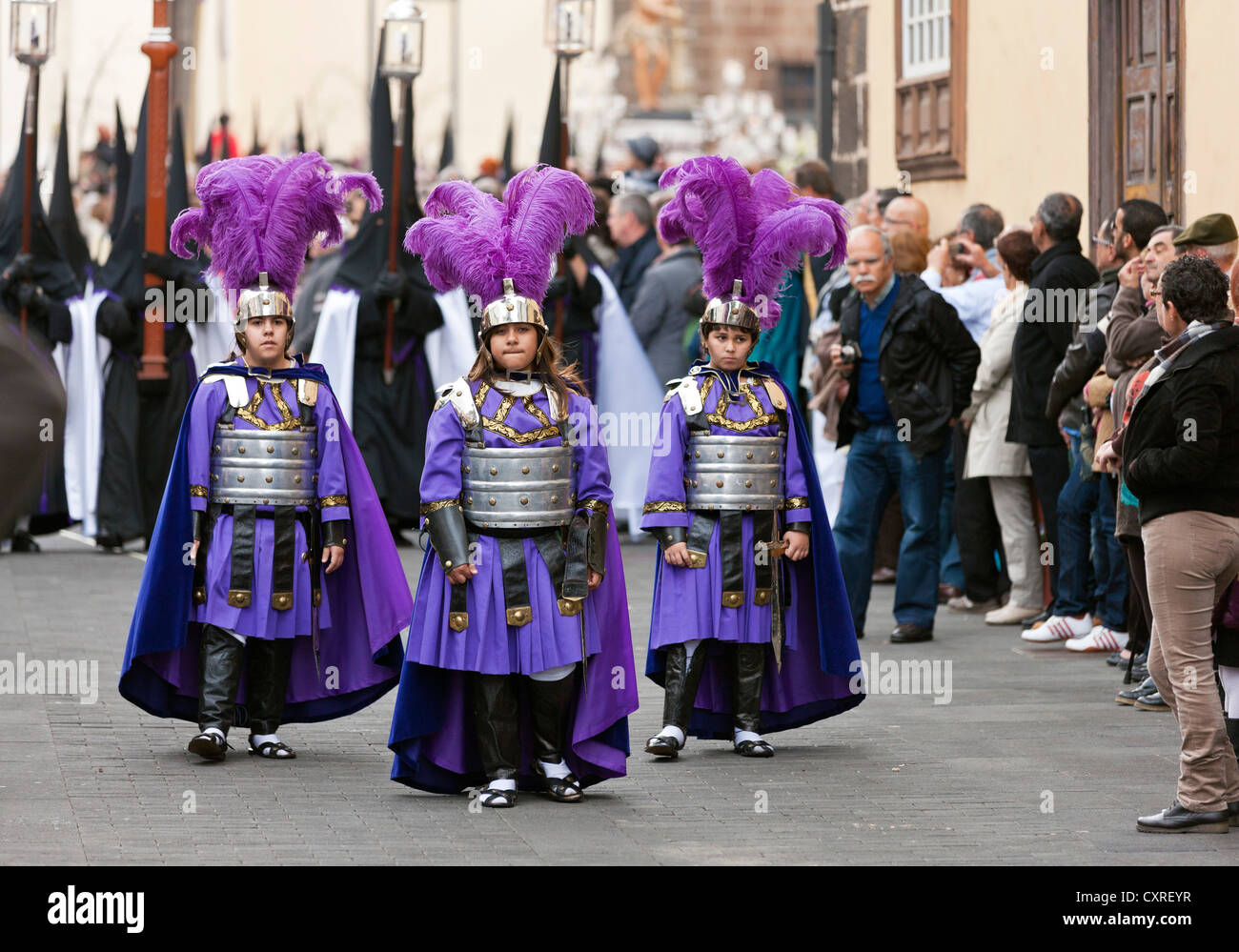 Kinder in historischen Kostümen während der Karfreitagsprozession, Semana Santa, die Karwoche, La Laguna, nordöstlichen Teneriffa Stockfoto