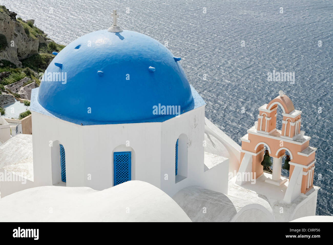 Blick auf die Kirche, Dorf von Oia, Santorin, Kykladen, Griechenland, Europa Stockfoto