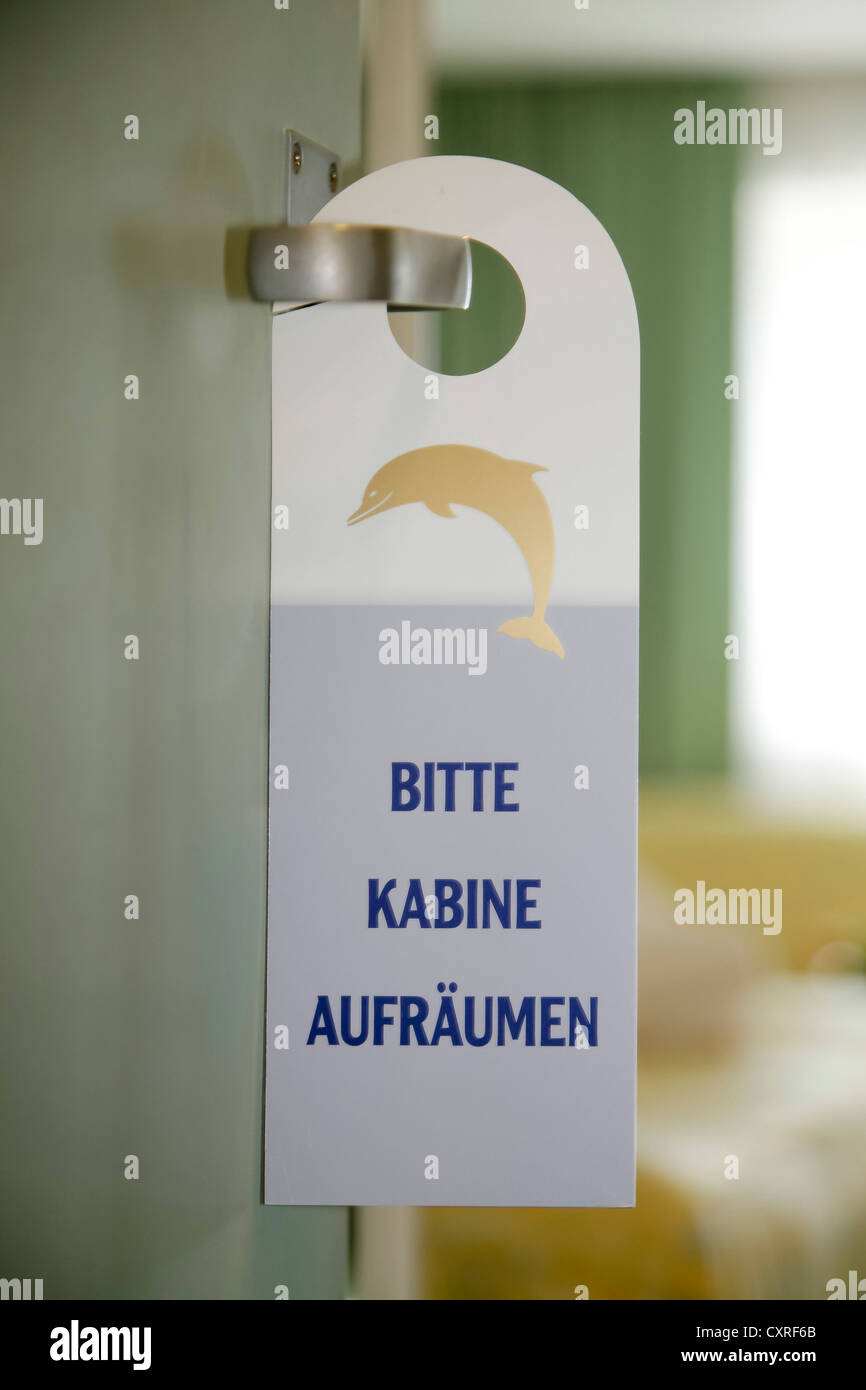Tür zu unterzeichnen "Bitte Kabine Aufraeumen", Deutsch für "ordentlich bitte Kabine" Stockfoto