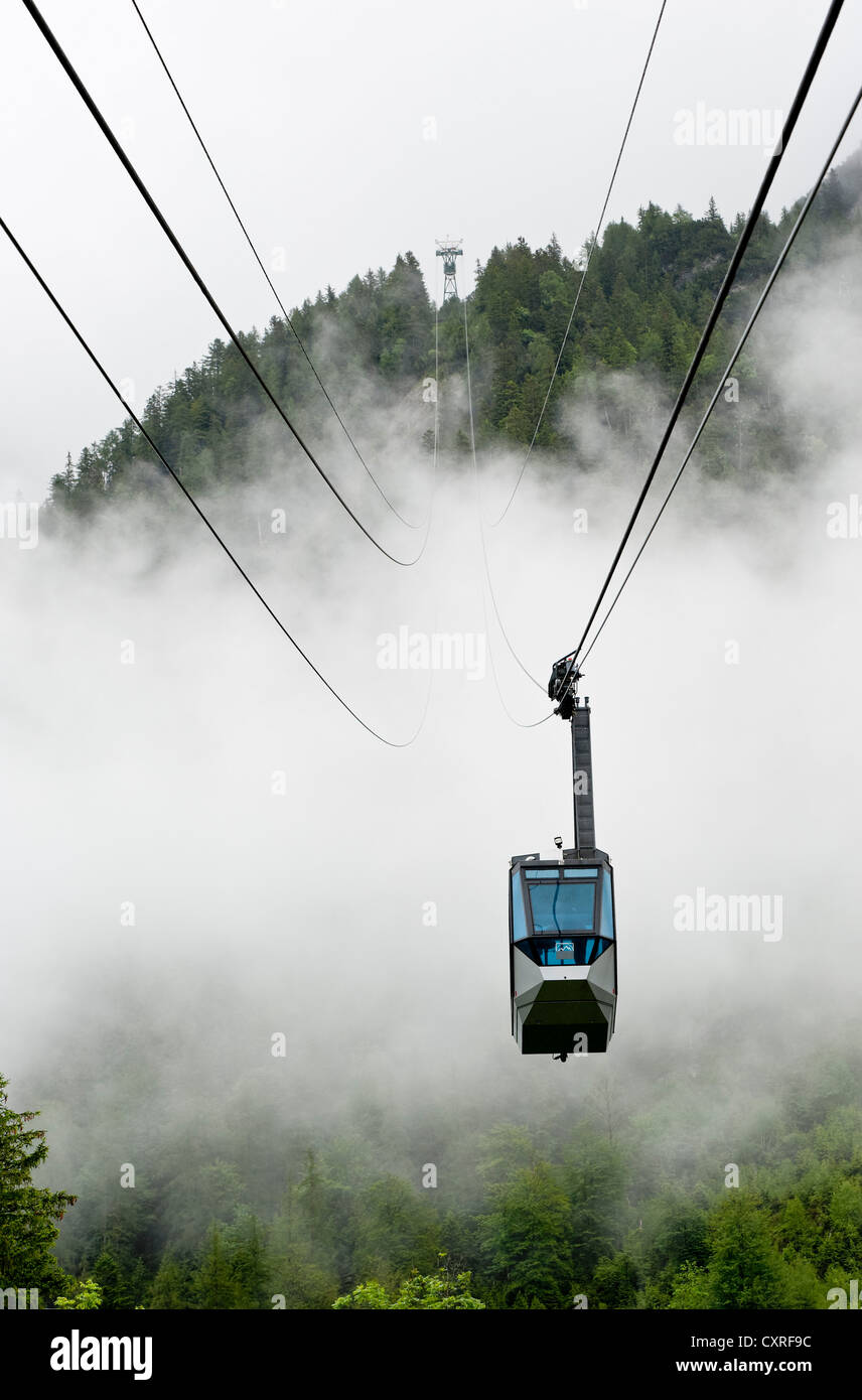 Die Stahlseile der Karwendel Cable Car verschwinden in den Wolken, Mittenwald, Bayern, Deutschland, Europa Stockfoto