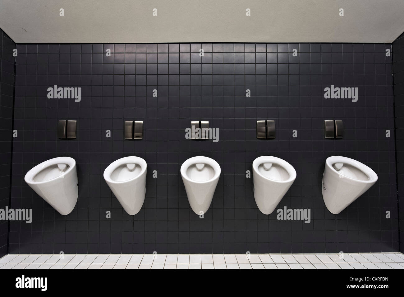 Urinale in einer Herrentoilette, Mehrzweckhalle Olympiahalle, München, Bayern, Deutschland, Europa Stockfoto