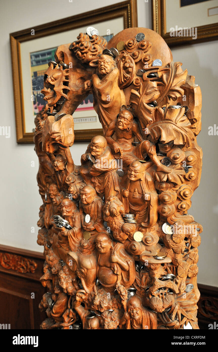 Geschnitzten Buddha-Skulpturen mit gespendeten Geld, Jade-Buddha-Tempel, Shanghai, China, Asien Stockfoto