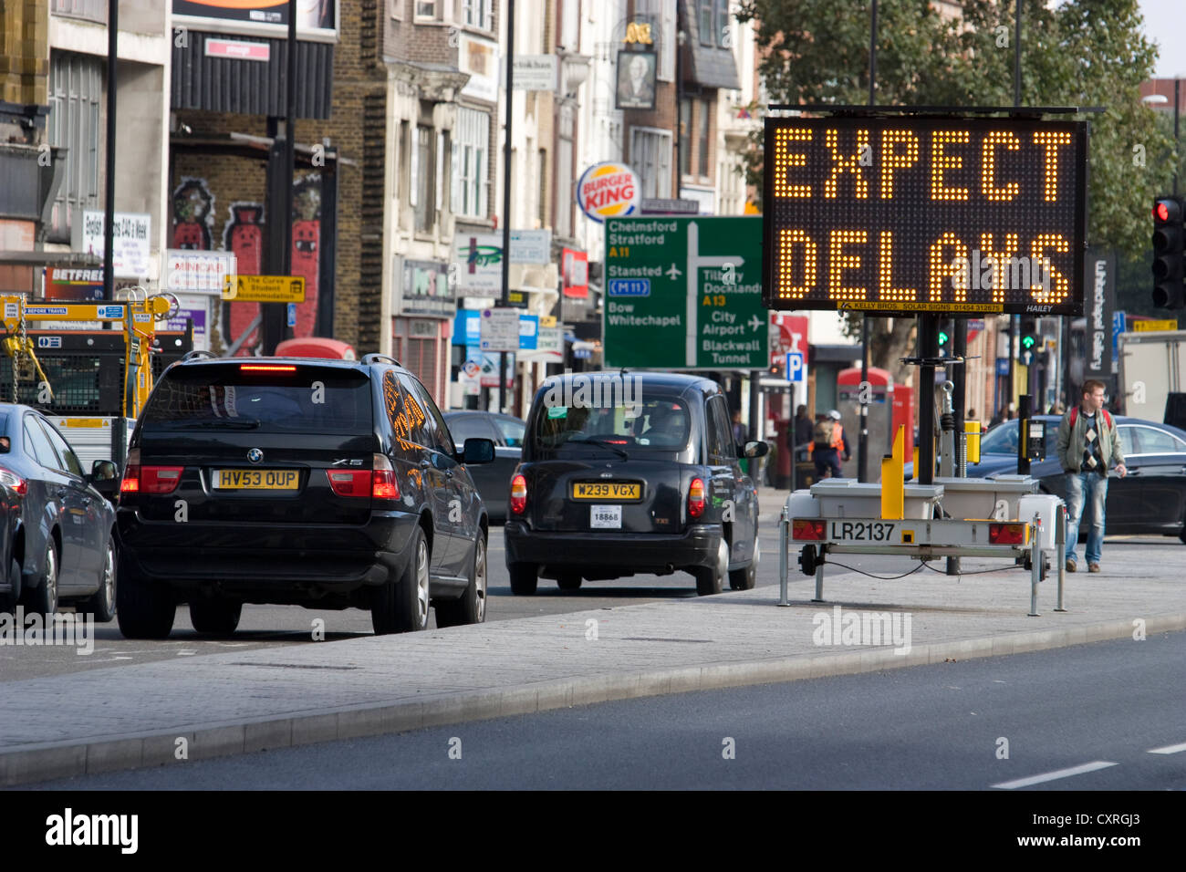 Straßenarbeiten, erwarten Verzögerungen Zeichen in überlasteten Zentral-London-UK Stockfoto