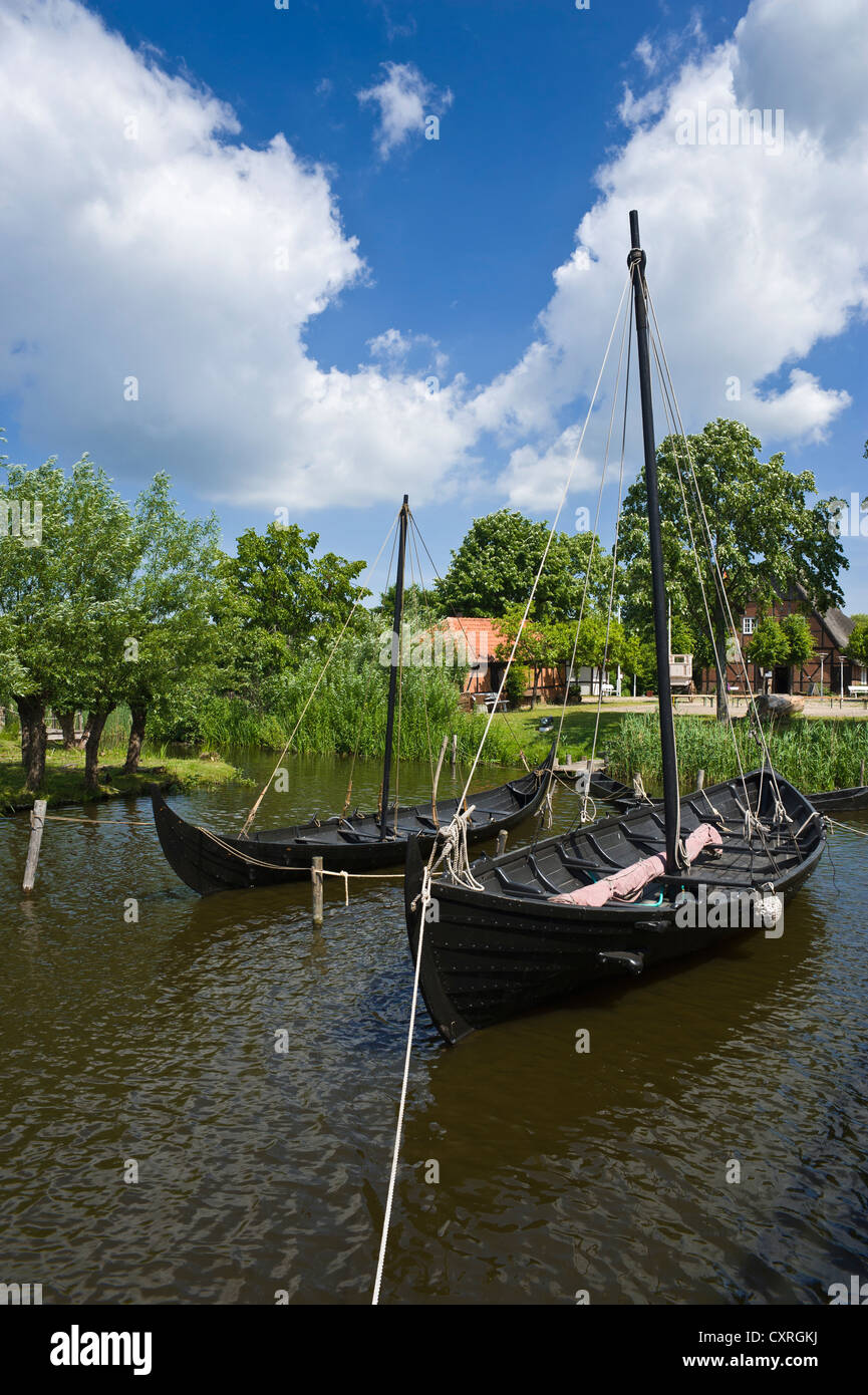 Wallmuseum, slawische Dorf mit einem Wikingerschiff, einem slawischen Handelsschiff und verfasse, Oldenburg in Holstein, Ostsee Stockfoto