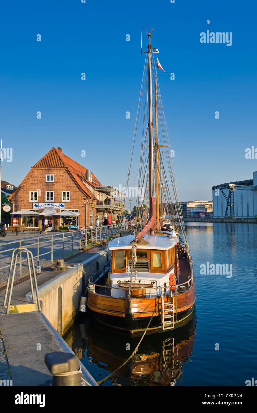 Hafen mit einem historischen Segelschiff, Neustadt in Holstein, Schleswig-Holstein, Deutschland, Europa Stockfoto