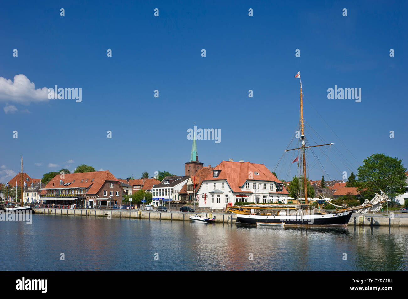 Hafen Sie mit einem historischen Segelschiff, Altstadt, Neustadt in Holstein, Schleswig-Holstein, Deutschland, Europa Stockfoto