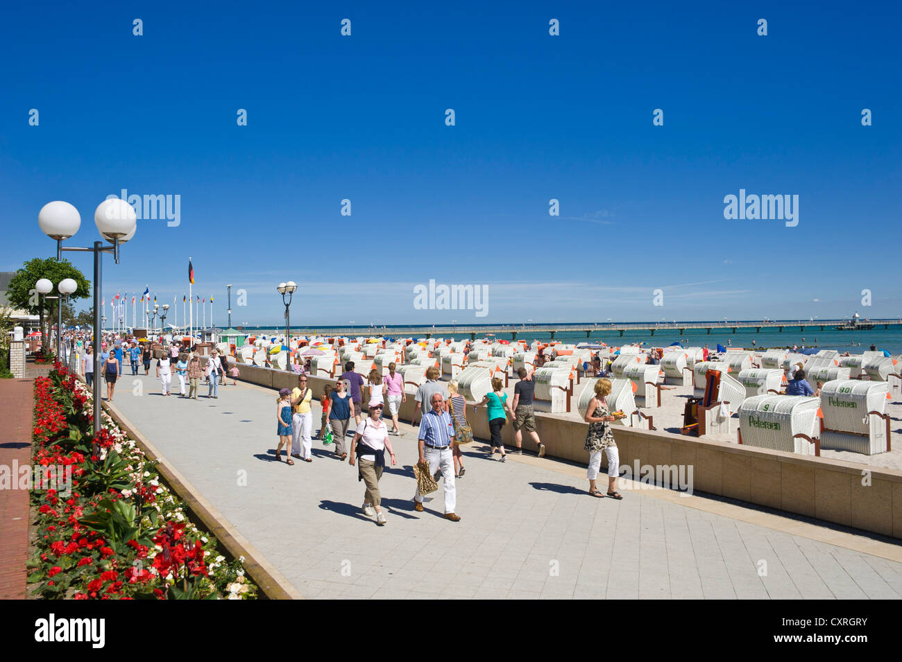 Uferpromenade, überdachte Wicker Strand Stühle, Goemitz, Ostsee, Schleswig-Holstein, Deutschland, Europa Stockfoto