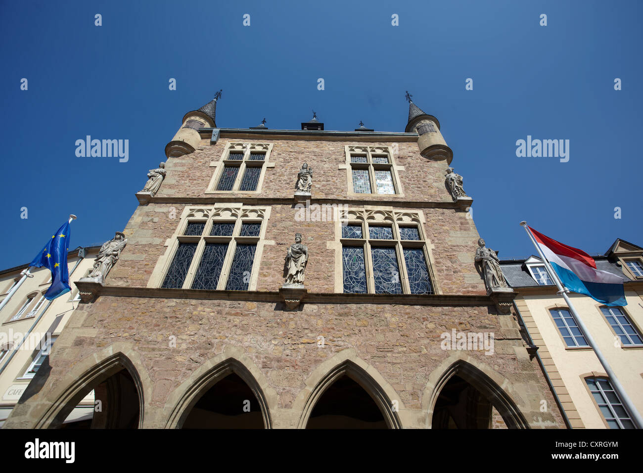 Das Gerichtsgebäude, Dingstuhl oder Dënzelt, mit Statuen auf der Fassade, Echternach, Luxemburg, Europa Stockfoto