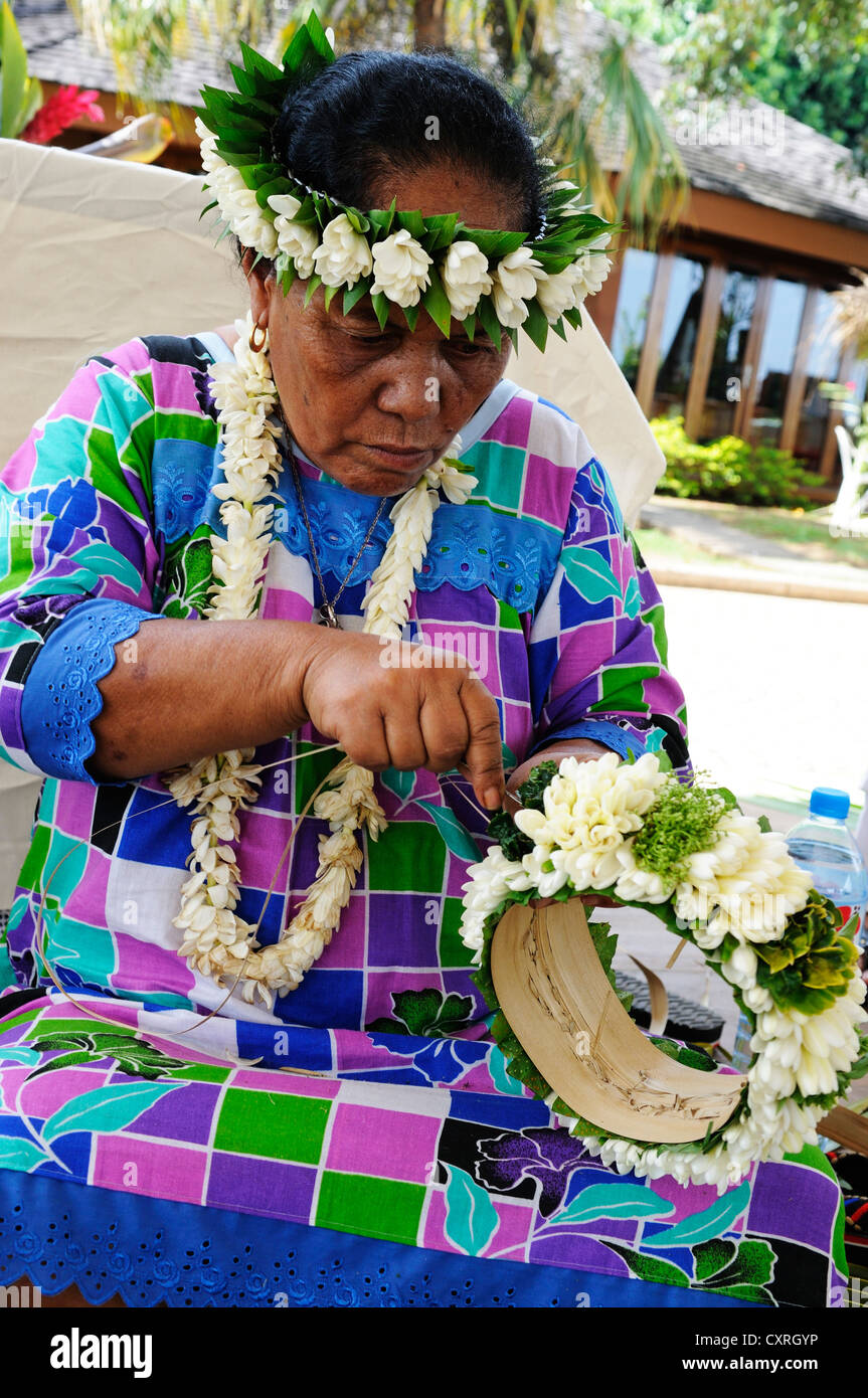 Tahitianische Frau bei einem Lei, Blumengirlande verbindlich Wettbewerb, Papeete, Tahiti, Gesellschaftsinseln, Französisch-Polynesien, Pazifik Stockfoto