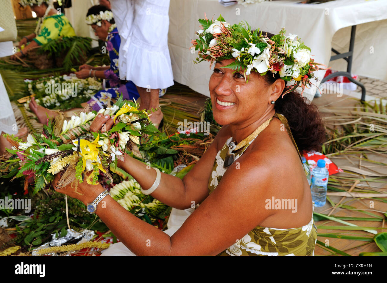 Tahitianische Frau bei einem Lei, Blumengirlande verbindlich Wettbewerb, Papeete, Tahiti, Gesellschaftsinseln, Französisch-Polynesien, Pazifik Stockfoto