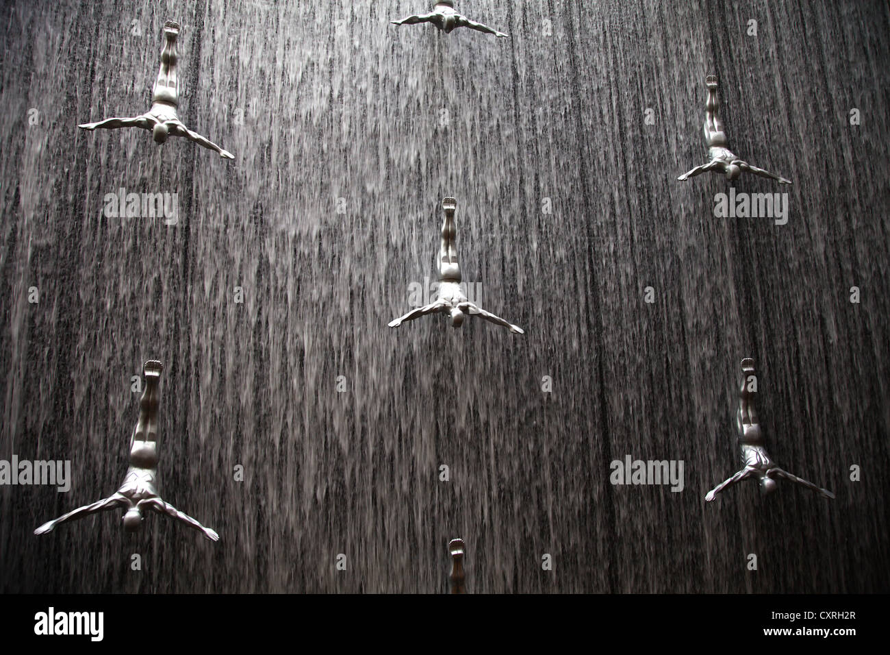 Künstlicher Wasserfall mit lebensgroßen Skulpturen von Tauchern in Dubai Mall, Dubai, Vereinigte Arabische Emirate, Naher Osten, Asien Stockfoto