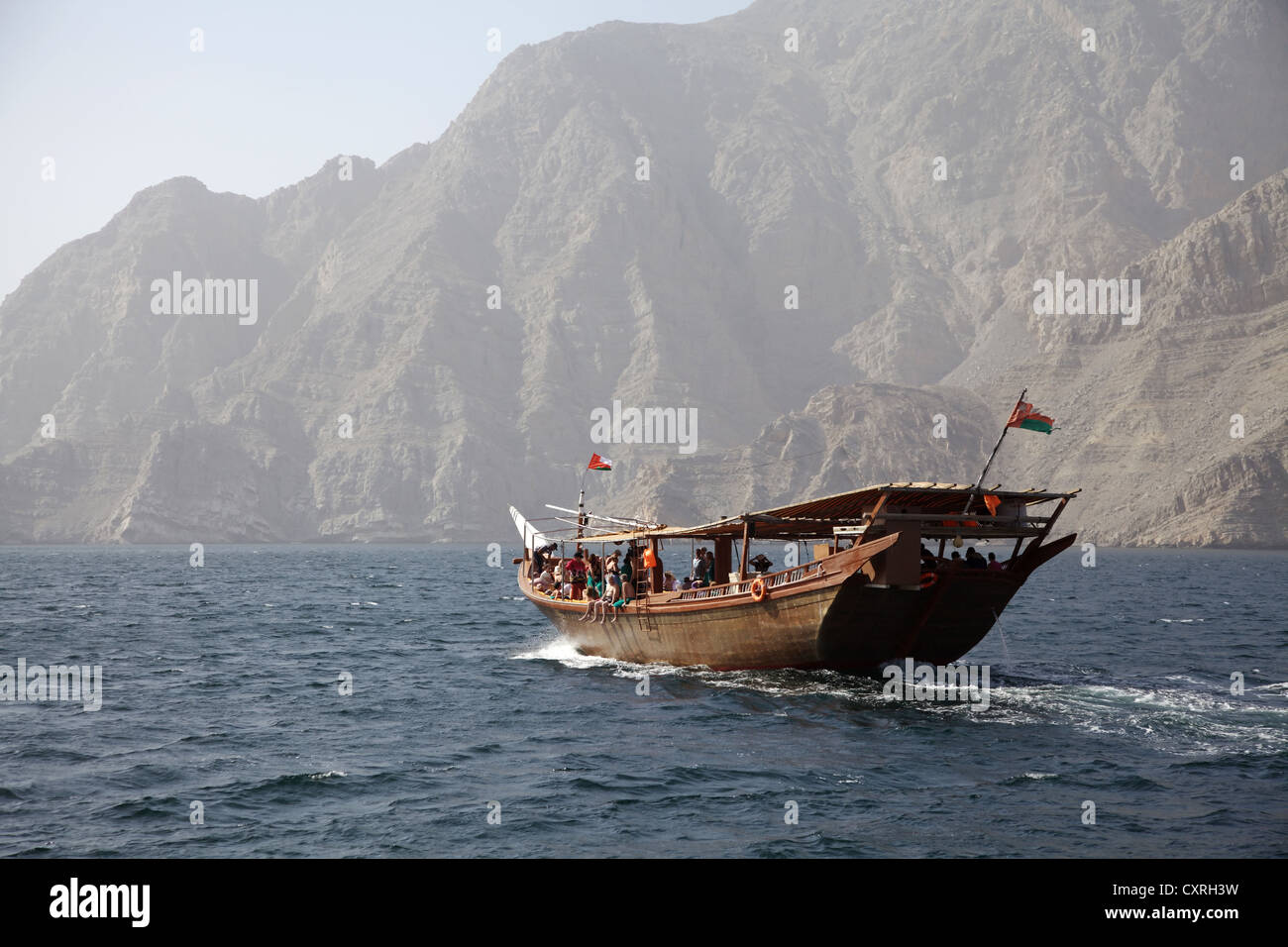 Dau mit Touristen in den Fjorden von Musandam, Khasab, Oman, Naher Osten, Asien Stockfoto