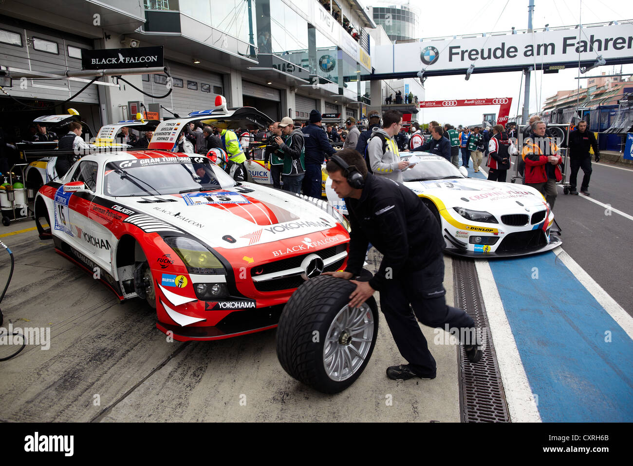 24-Stunden-Rennen auf dem Nürburgring Rennstrecke 2012, Top40-Qualifying, vorne Mercedes SLS AMG GT3 von Team Black Falcon mit Sean Stockfoto