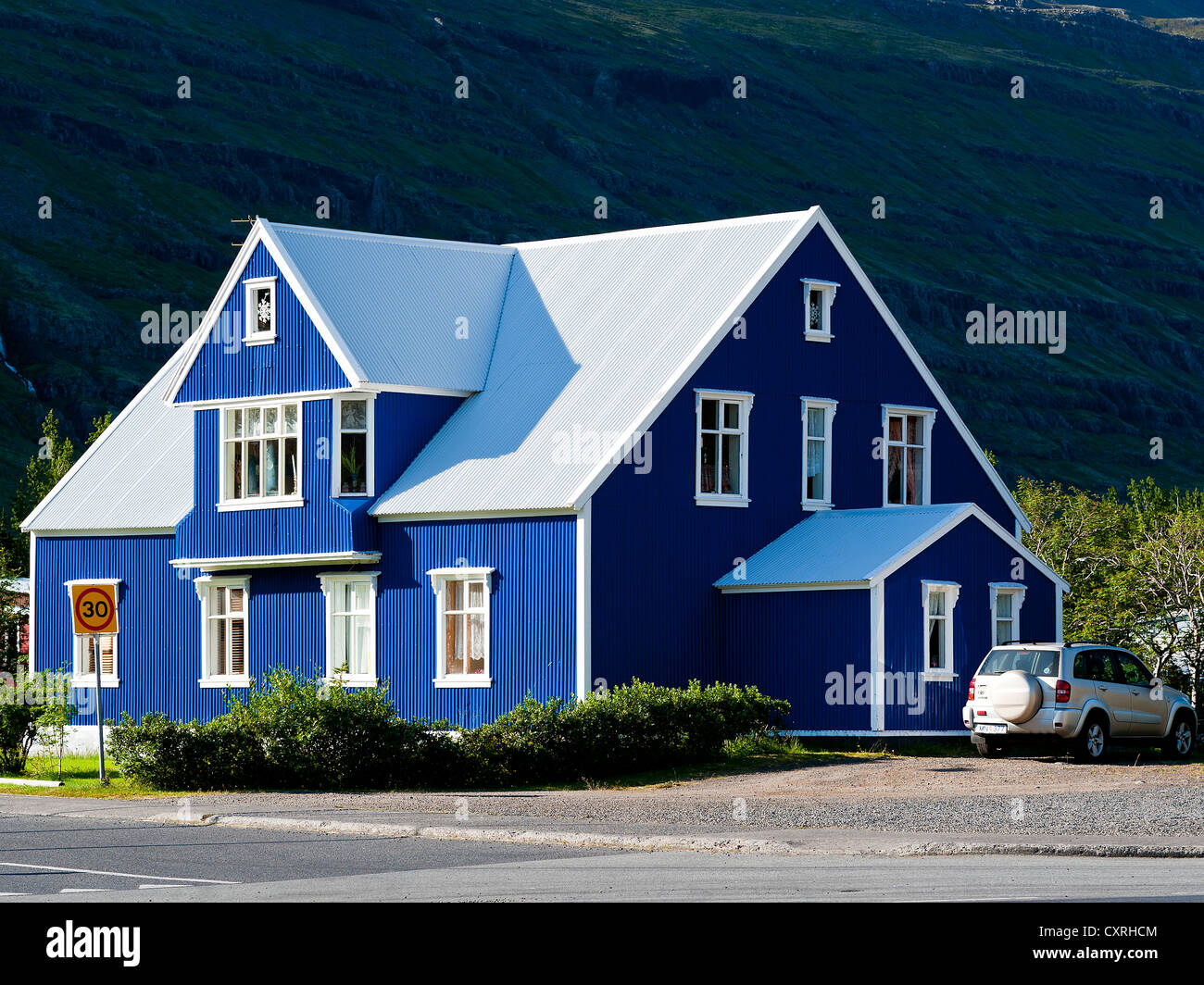 Blaues Haus in Seydisfjordur, Osten, Island Stockfoto