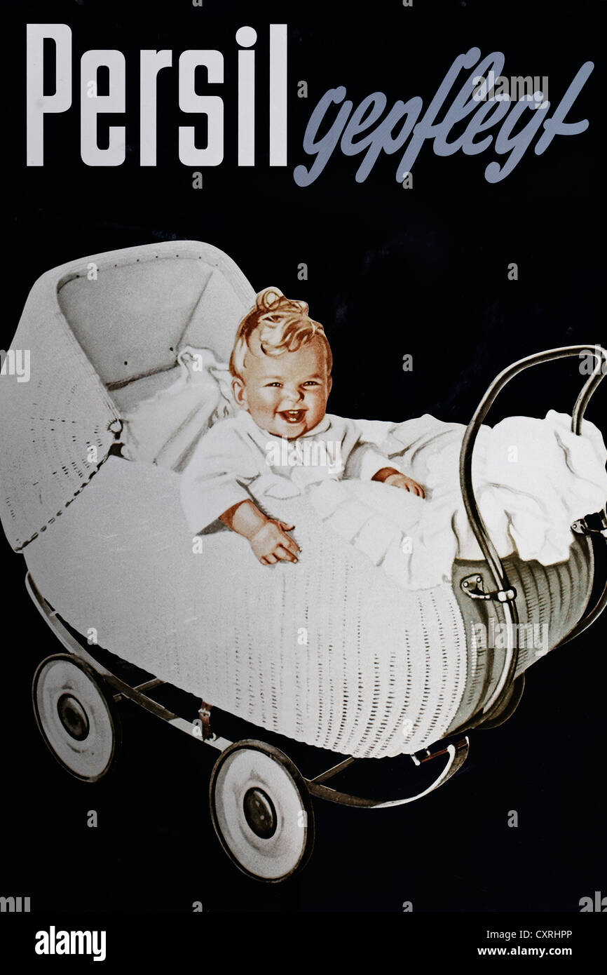 "Persil Gepflegt", Deutsch für "Persil gepflegten" Lächeln Baby in weißen Kleidern sitzen in einem Kinderwagen waschen Pulver-Plakat aus Stockfoto