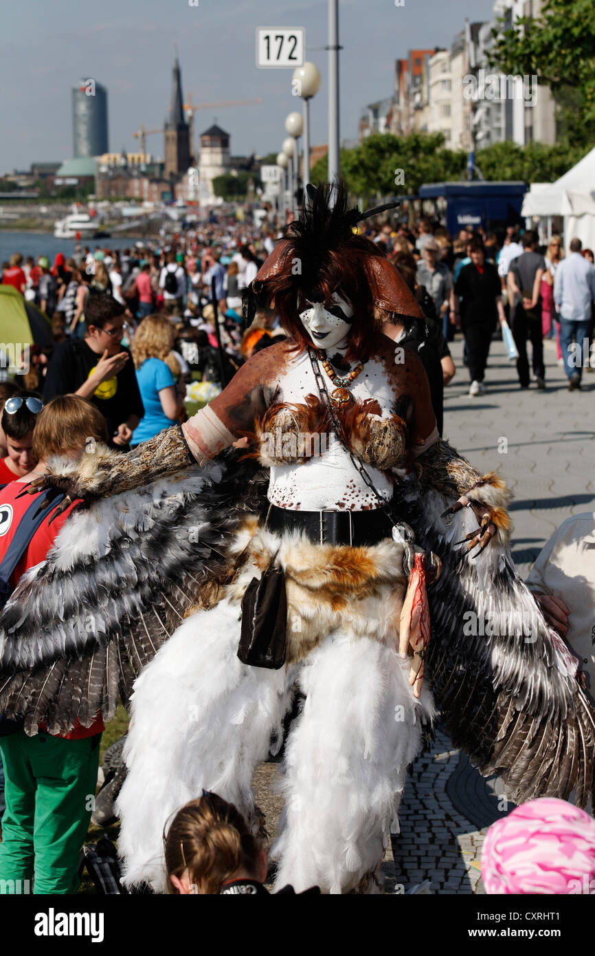 Cosplayer gekleidet wie ein Raubvogel mit Flügeln aus Federn, Japan Tag, Düsseldorf, Nordrhein-Westfalen Stockfoto