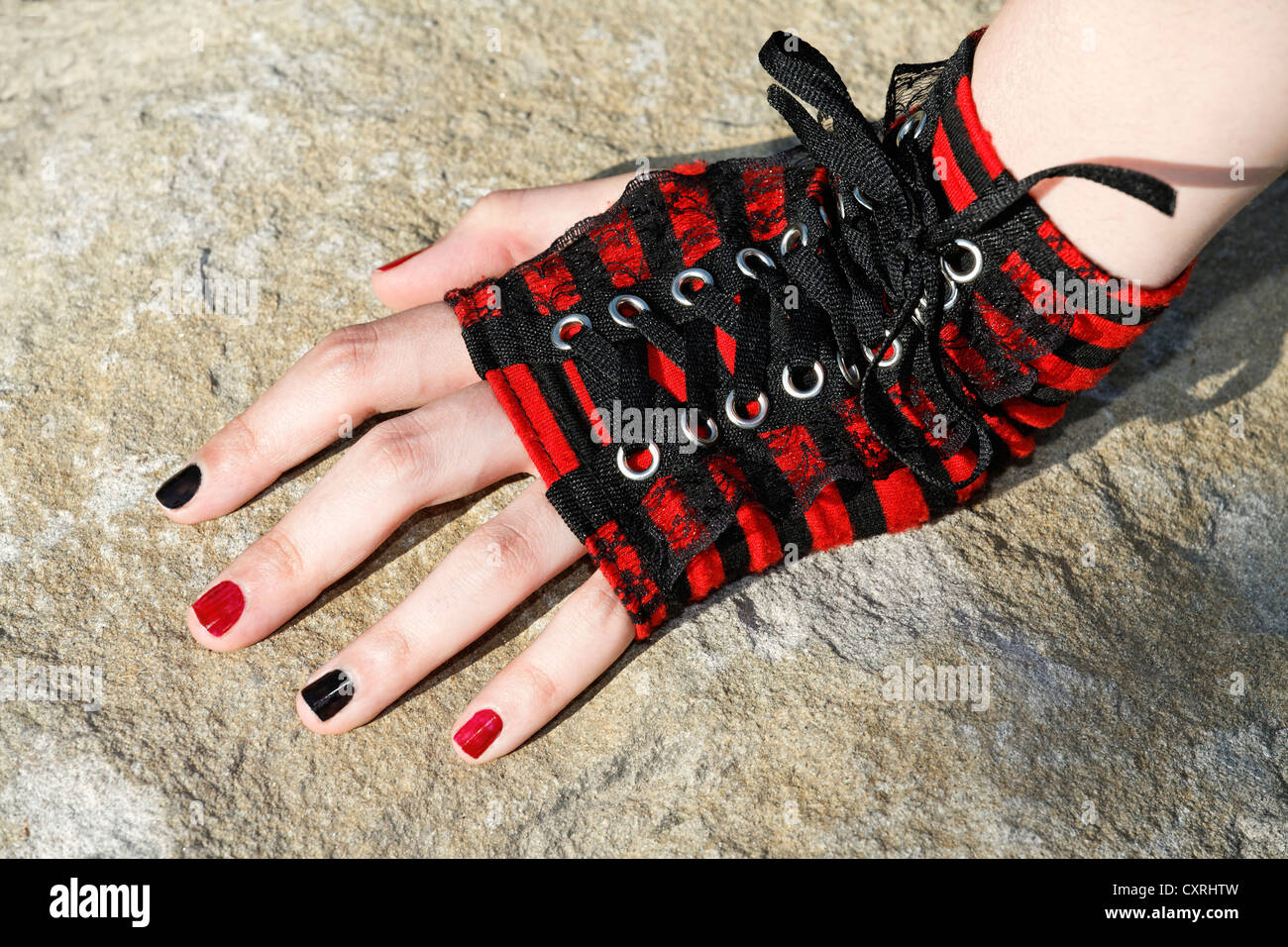 Hand eines Teenagers tragen korsettierten fingerlose Handschuhe mit lackierten Fingernägeln, Cosplayer, Japan-Tag Düsseldorf Stockfoto