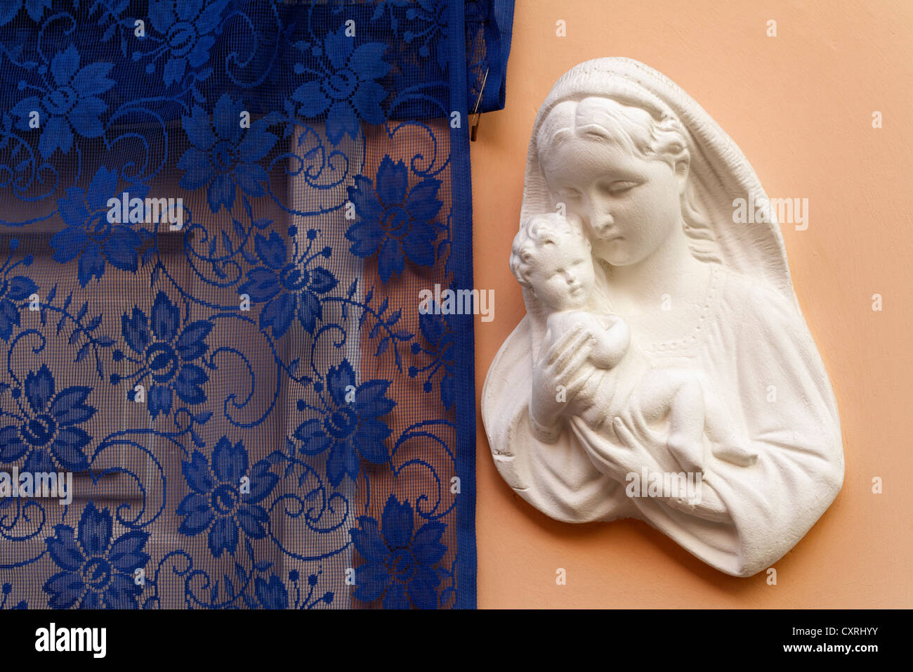 Wandtafel, moderne Figur der Jungfrau Maria mit Kind, Golf von Neapel, Kampanien, auf der Insel Ischia, Casamicciola Terme Stockfoto