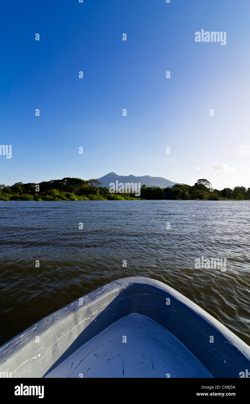 Reisen mit dem Boot auf See Nicaragua Mombacho Vulkan hinten Isletas, Lago de Nicaragua, Nicaragua, Mittelamerika Stockfoto