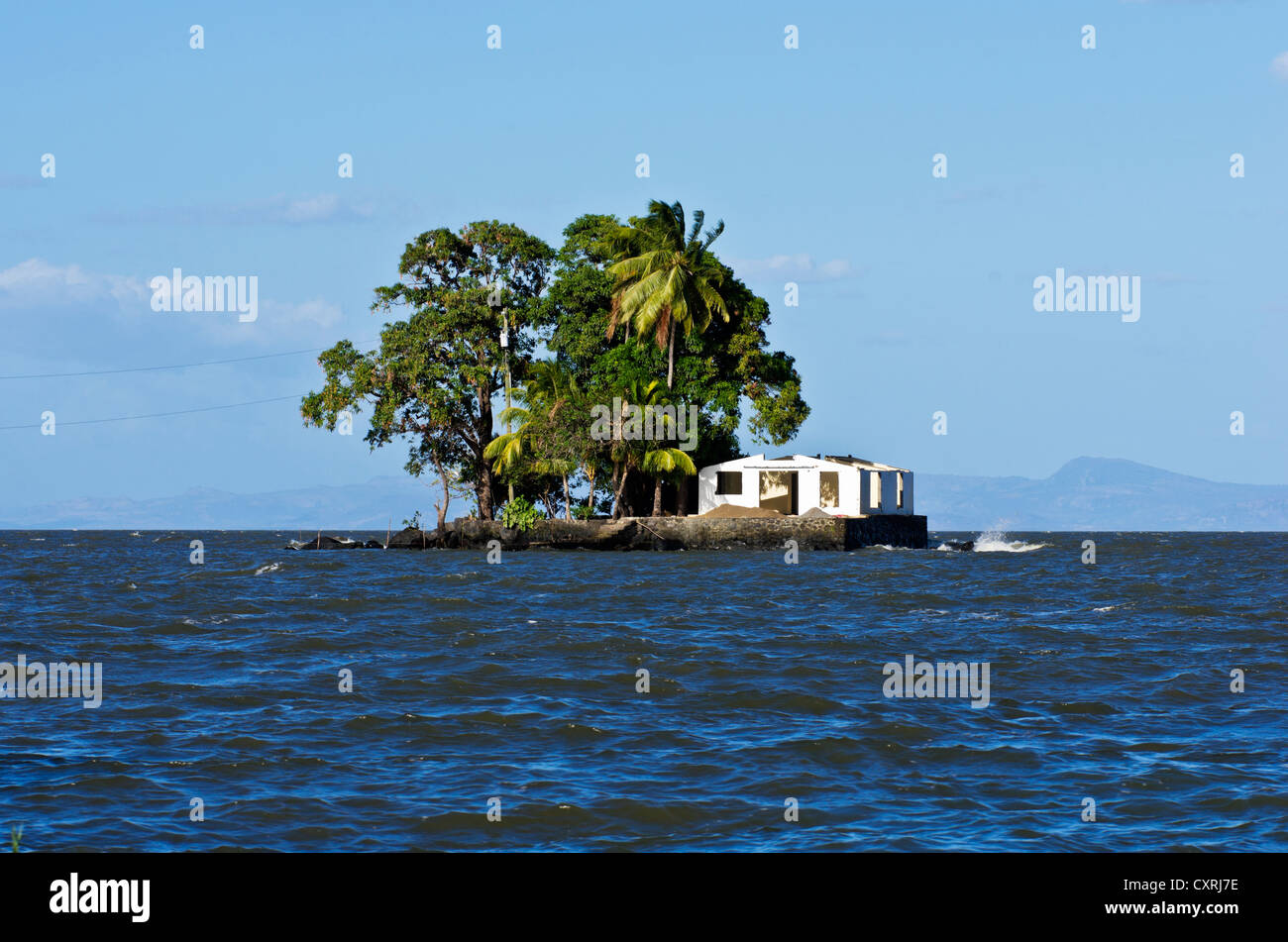 Kleine Insel mit einem Haus und tropischer Vegetation in Isletas, Lago de Nicaragua, Nicaragua, Nicaragua-See, Mittelamerika Stockfoto