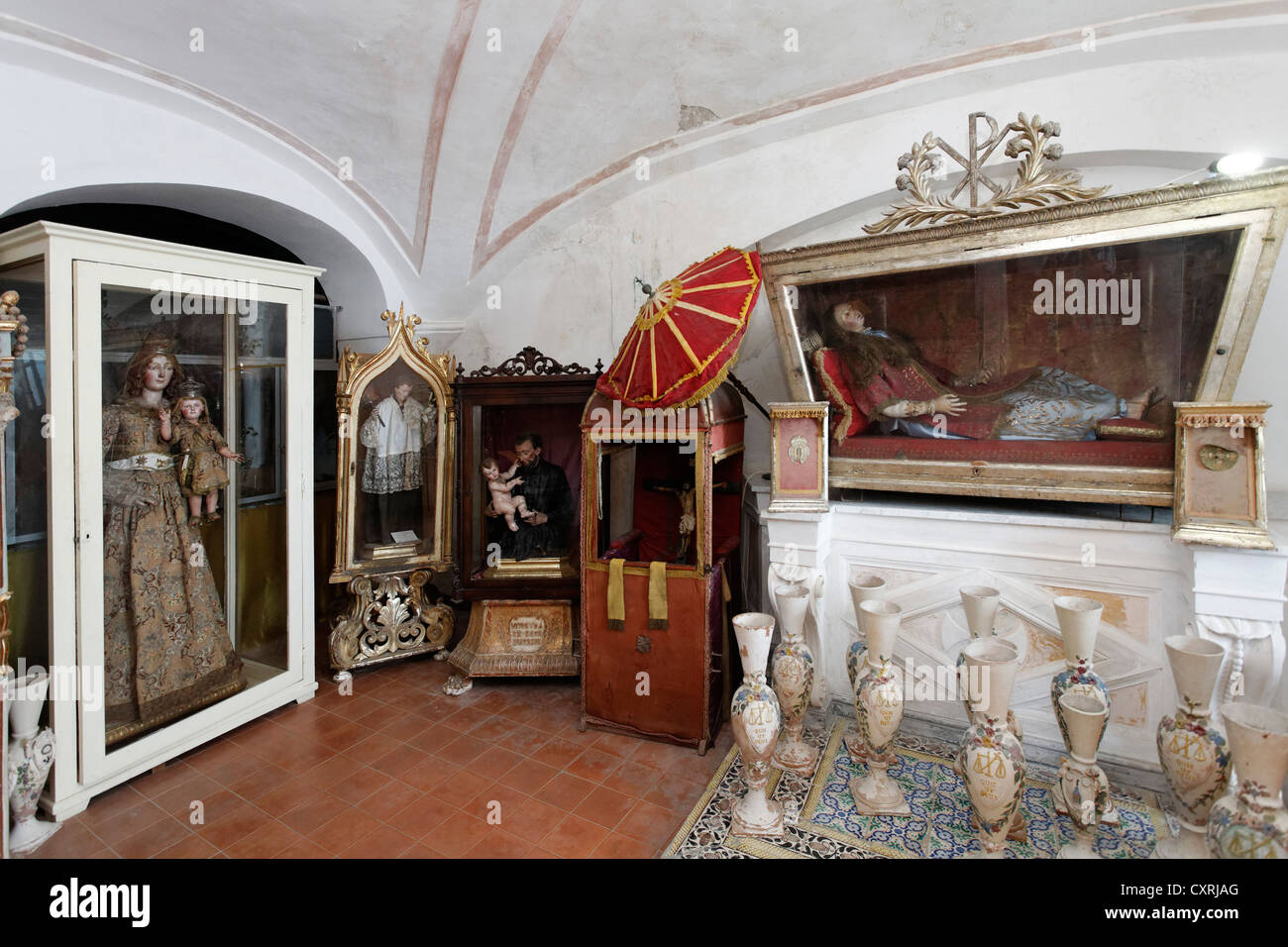 Ausstellung von historischen Persönlichkeiten des Heiligen, der Abtei von San Michele, Insel Procida, Golf von Neapel, Kampanien, Süditalien Stockfoto