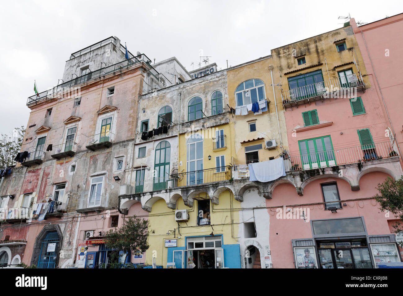 Pastellfarbene Häuser, Via Roma, Porto di Marina Grande Insel Procida, Golf von Neapel, Kampanien, Süditalien, Italien Stockfoto