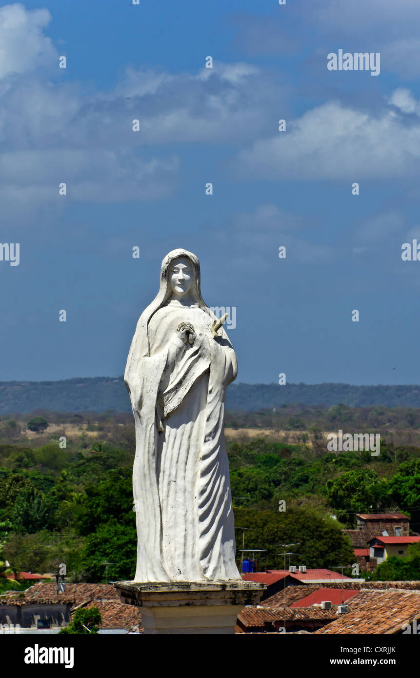 Blick vom Turm der Kirche Iglesia De La Merced, die Statue der Maria in der Kirche La Merced, Granada, Nicaragua Stockfoto