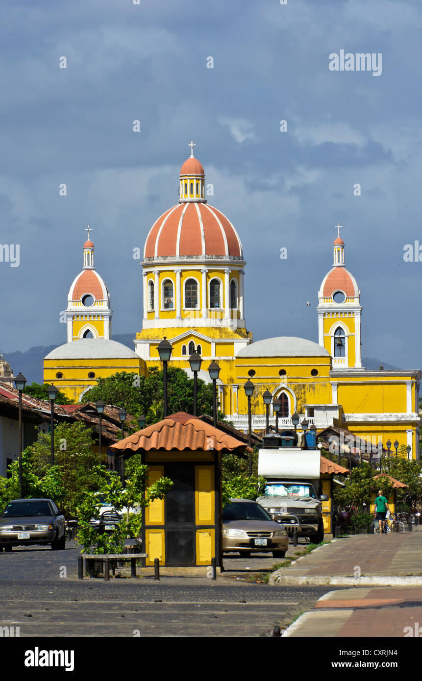 Calle la Calzada Street, die Hauptstraße, die Kathedrale von Granada auf der Rückseite, Granada, Nicaragua, Mittelamerika Stockfoto