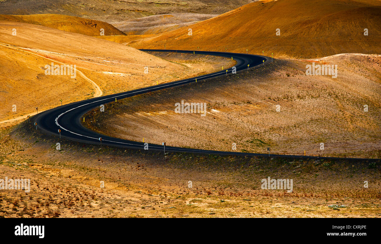 Kurve auf remote-Straße, Island Stockfoto