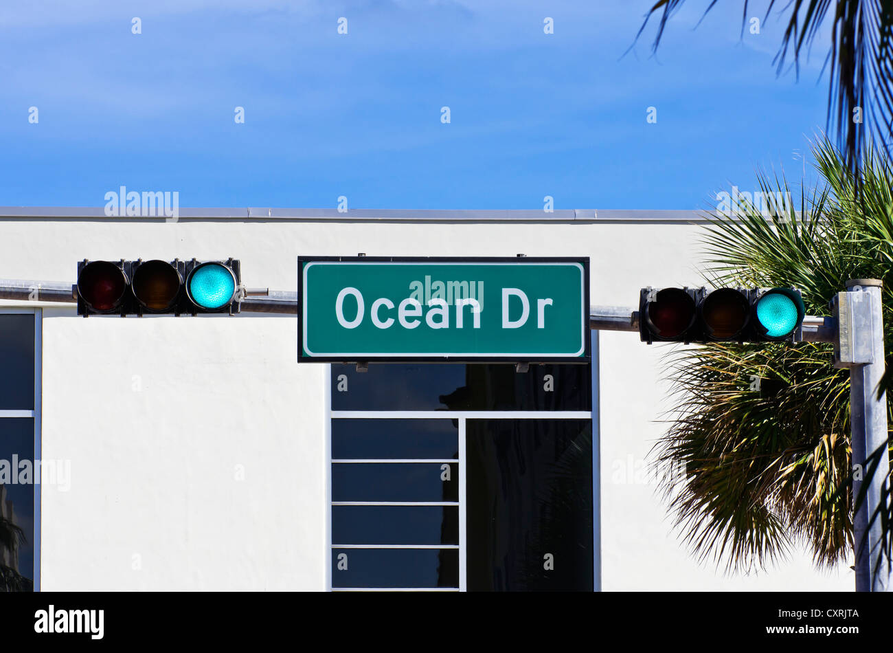 Ocean Drive Straßenschild mit Ampeln, Miami Beach, Florida, USA Stockfoto