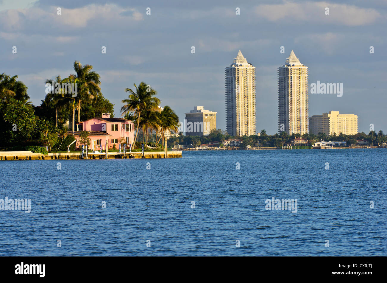 Wohnanlage am Mount Sinai Medical Center, gesehen vom Morningside Park, Miami, Florida, USA Stockfoto