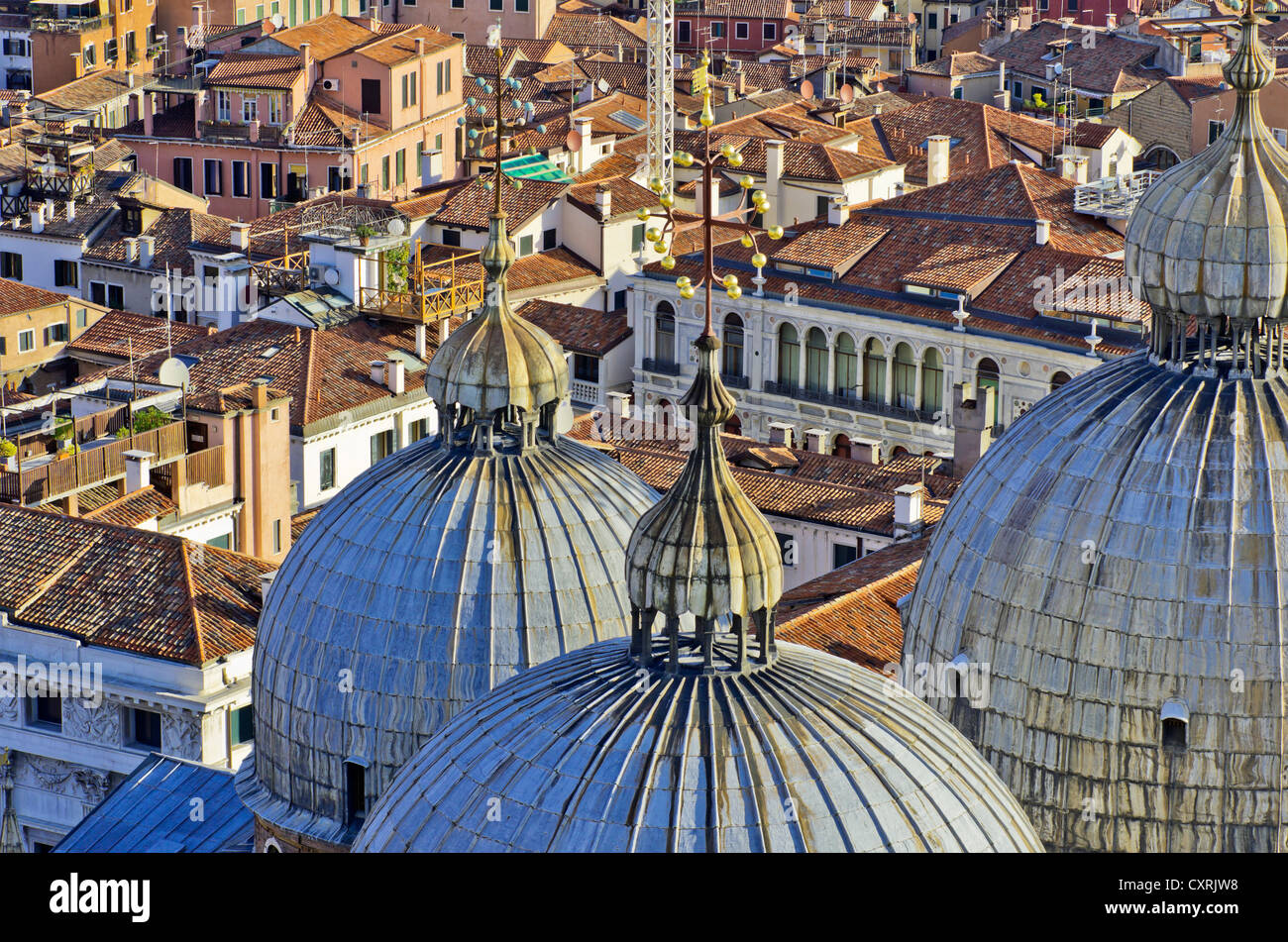 Blick über Venedig mit den Kuppeln der St.-Markus Basilika, Venedig, Venezia, Veneto, Italien, Europa Stockfoto