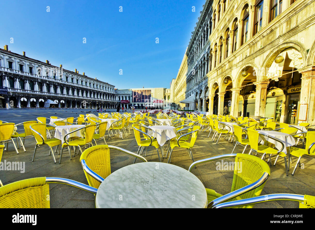 Stühle und Tische im freien Cafe Quadri, Piazza San Marco, Markusplatz, Venedig, Venezia, Veneto, Italien, Europa Stockfoto