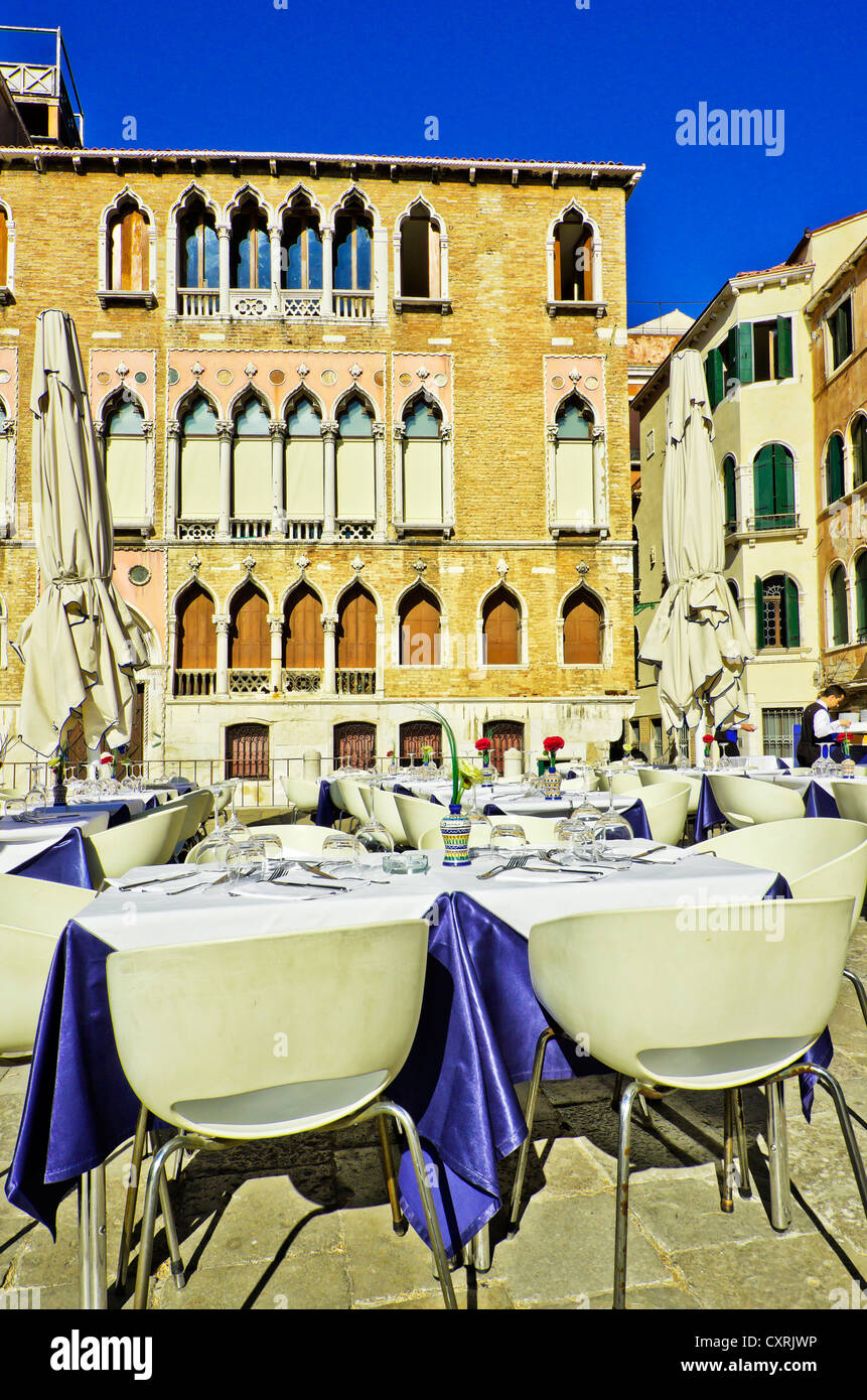 Stühle und Tische vor einem Restaurant in Venedig, Venezia, Veneto, Italien, Europa Stockfoto