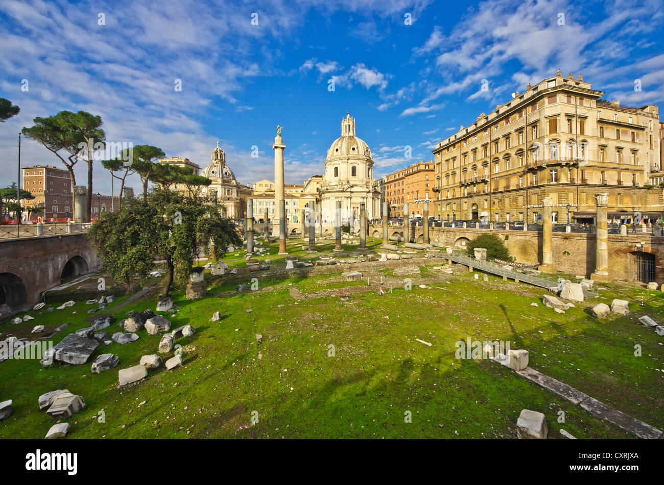 Ausgrabungsstätte, Foro Traiano, Trajan Forum, mit Trajans Säule vor dem Vittorio Emanuele II Denkmal, Rom, Italien Stockfoto