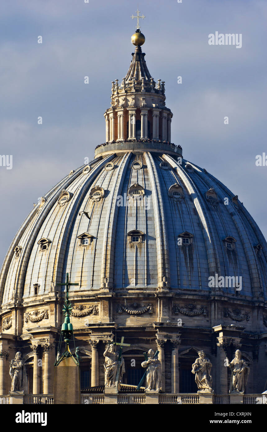 Petersdom, Kuppel mit Figuren von Heiligen, Petersplatz, Rom, Vatikan, Italien, Europa Stockfoto