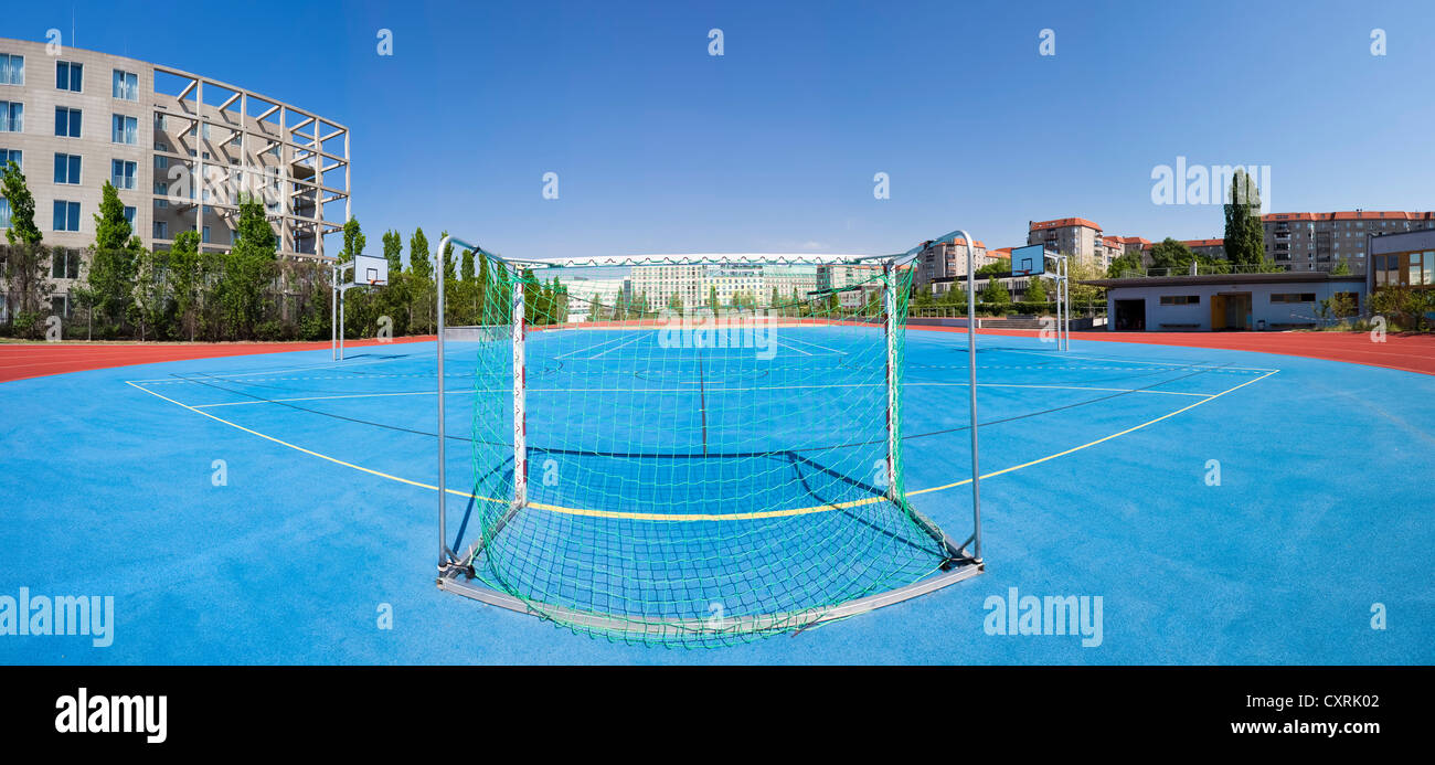 Panoramablick, Fußballtor auf dem Sportplatz der Ministergärten Gärten,  Berlin-Mitte, Berlin, Deutschland, Europa Stockfotografie - Alamy