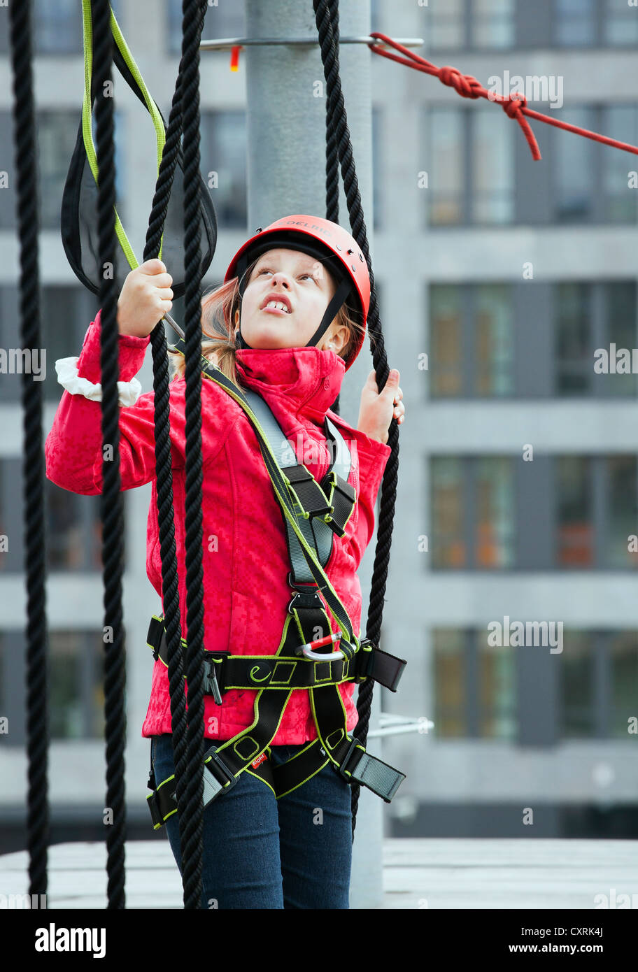 10-Jahr-altes Mädchen Klettern in einem Hochseilgarten, Berlin, Deutschland, Europa Stockfoto