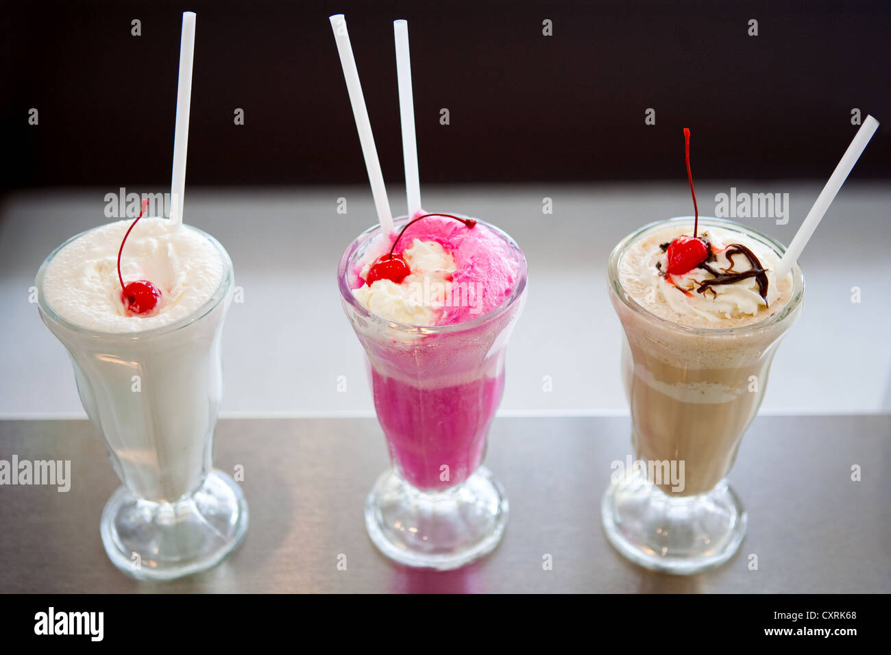 3 Milchshakes sitzen eines Ice Cream Parlor Zählers. Stockfoto