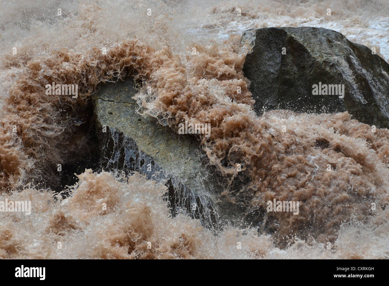 Wildwasser in den Fluss Urubamba, Aguas Calientes in der Nähe von Cusco, Peru, Südamerika Stockfoto