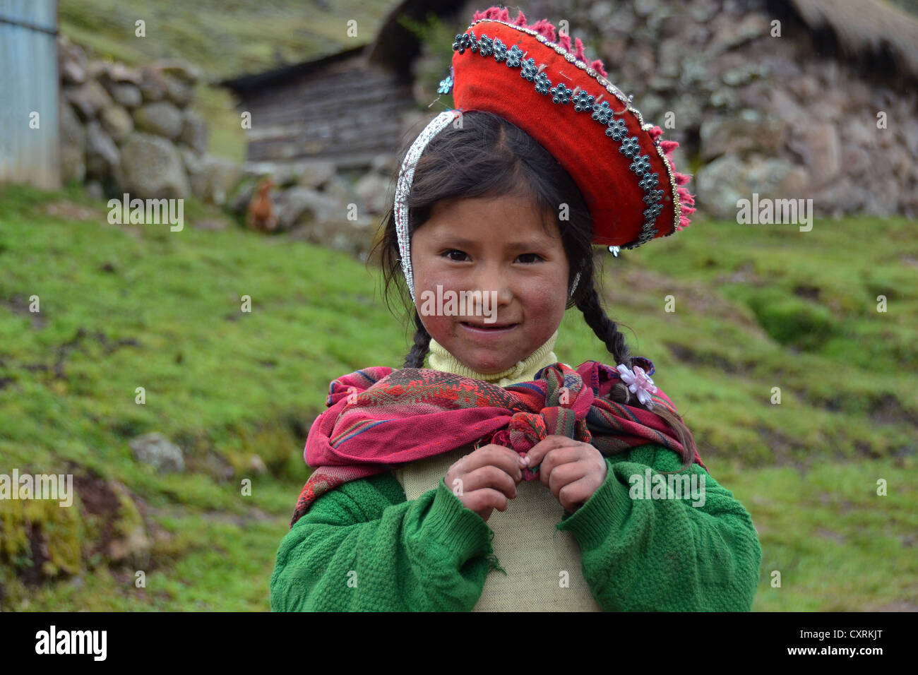 Traditionell gekleidete Indio Mädchen in den Anden, in der Nähe von Cuzco, Peru, Südamerika Stockfoto