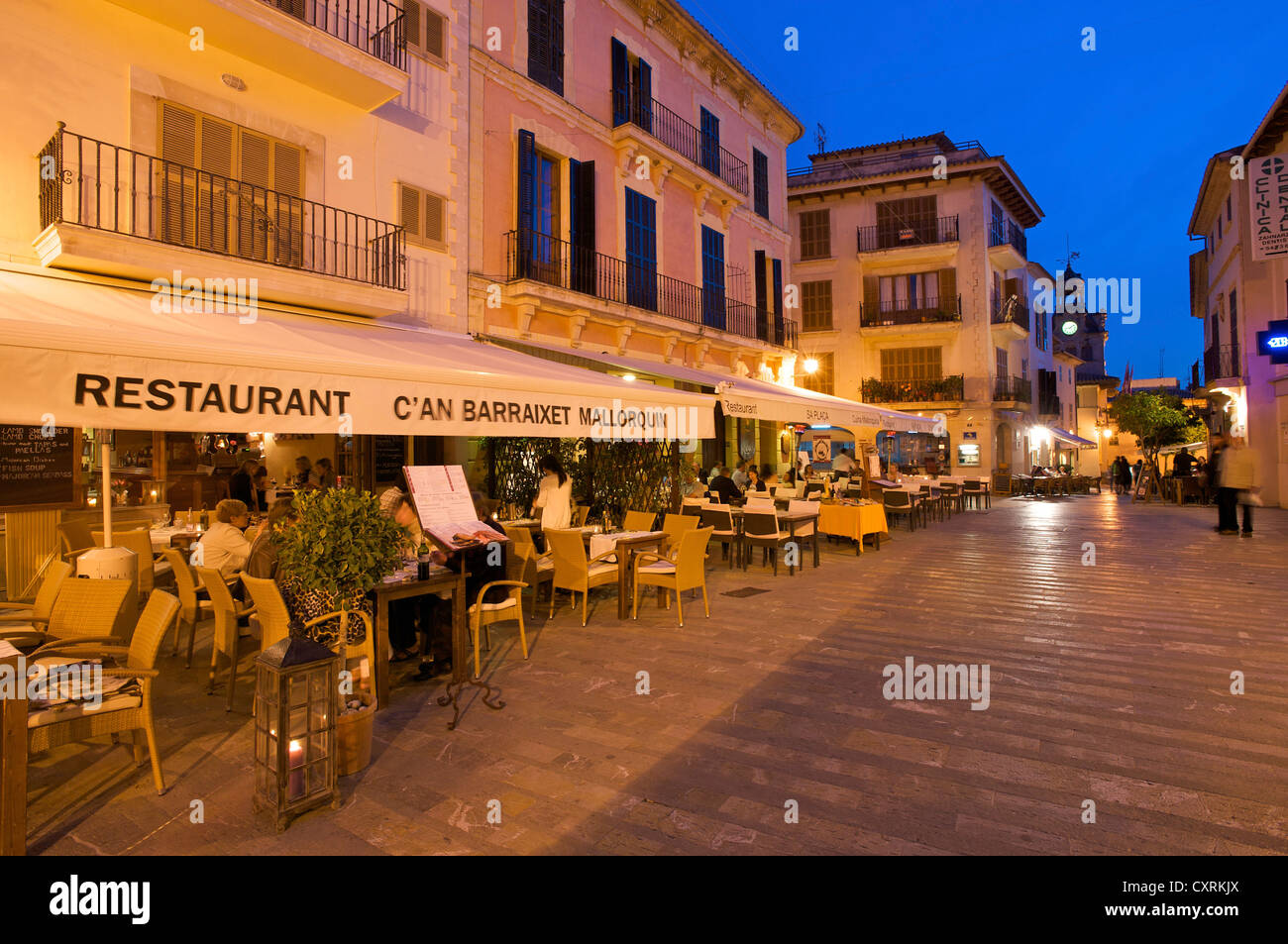 Café, Restaurant, in dem historische Entre von Alcudia, Mallorca, Mallorca, Balearen, Spanien, Europa Stockfoto