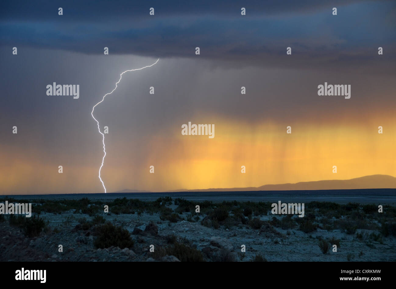 Stürmischen Himmel mit Regen und Blitz bei Sonnenuntergang, Altiplano, Bolivien, Südamerika Stockfoto