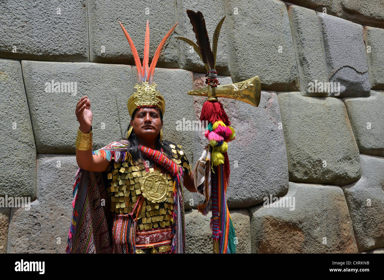 Indio Mann verkleidet als Inka vor einem nahtlosen, alte Mauer der Inkas, touristischen Zentrum von Cuzco, Peru, Südamerika Stockfoto