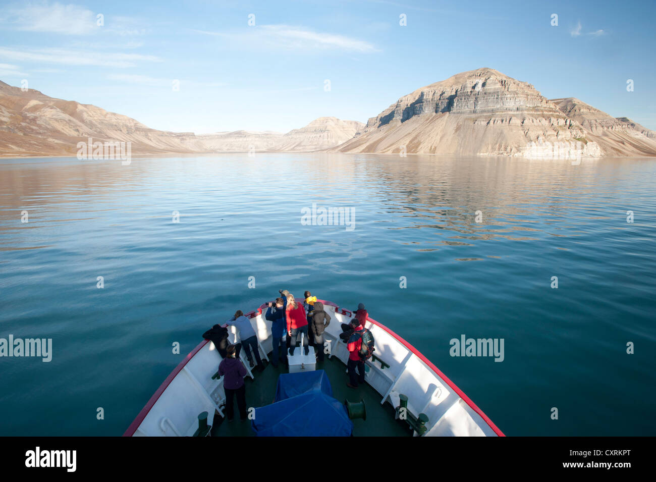 Passagiere, die gerade der Fjord-Landschaft von der Isfjorden auf einen Tagesausflug mit dem Boot, Skansen, Skansbukta, Billefjorden, Isfjorden Stockfoto